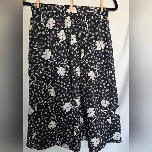 Vintage Dresses & Skirts - Carriage Court 10 Petite Floral Black and White Women's Skirt With Pockets